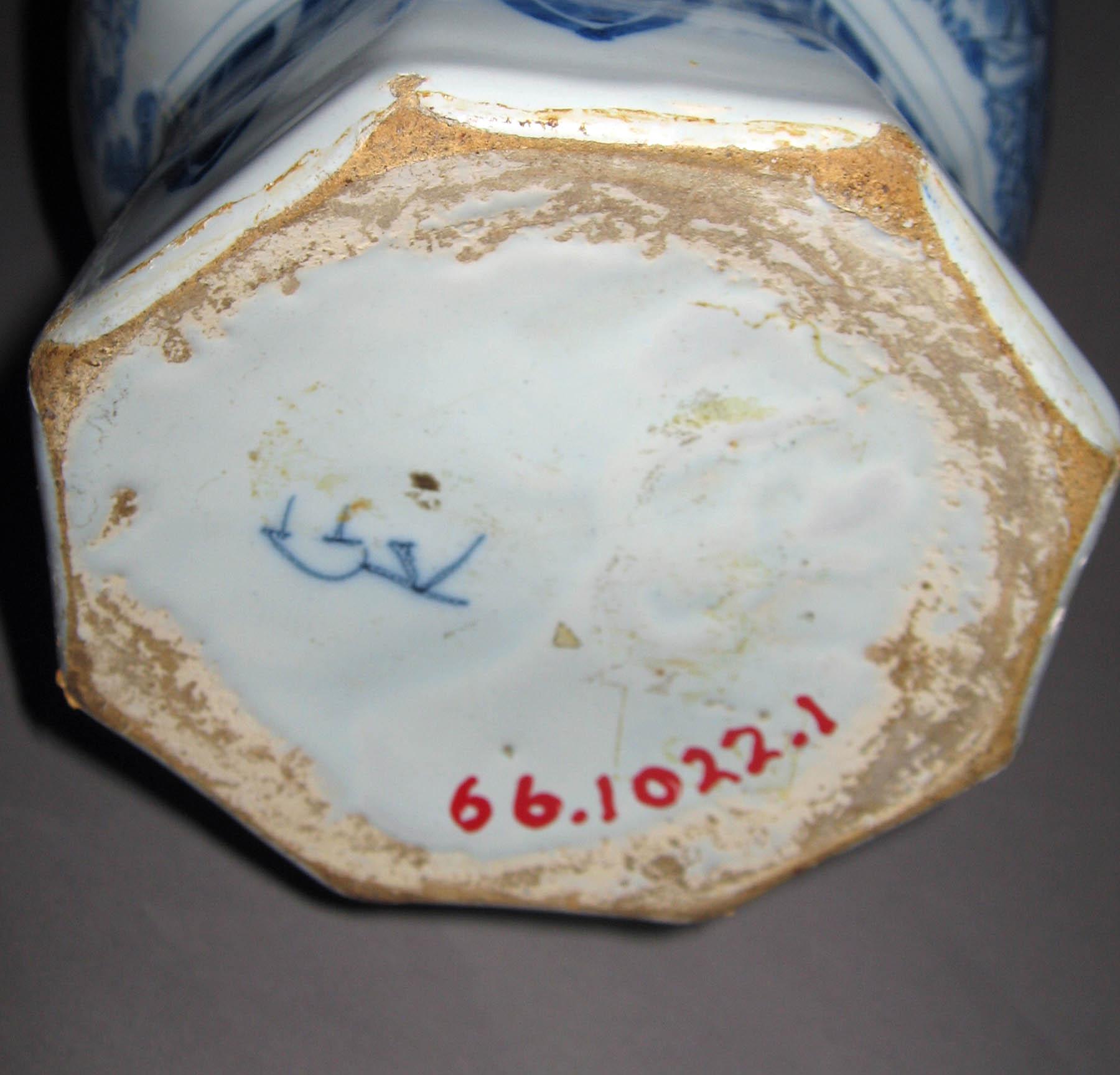 1966.1022.001 Earthenware vase (underside)