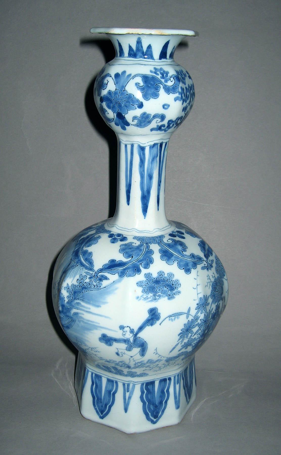 1966.1022.002 Delftware vase (view 3)