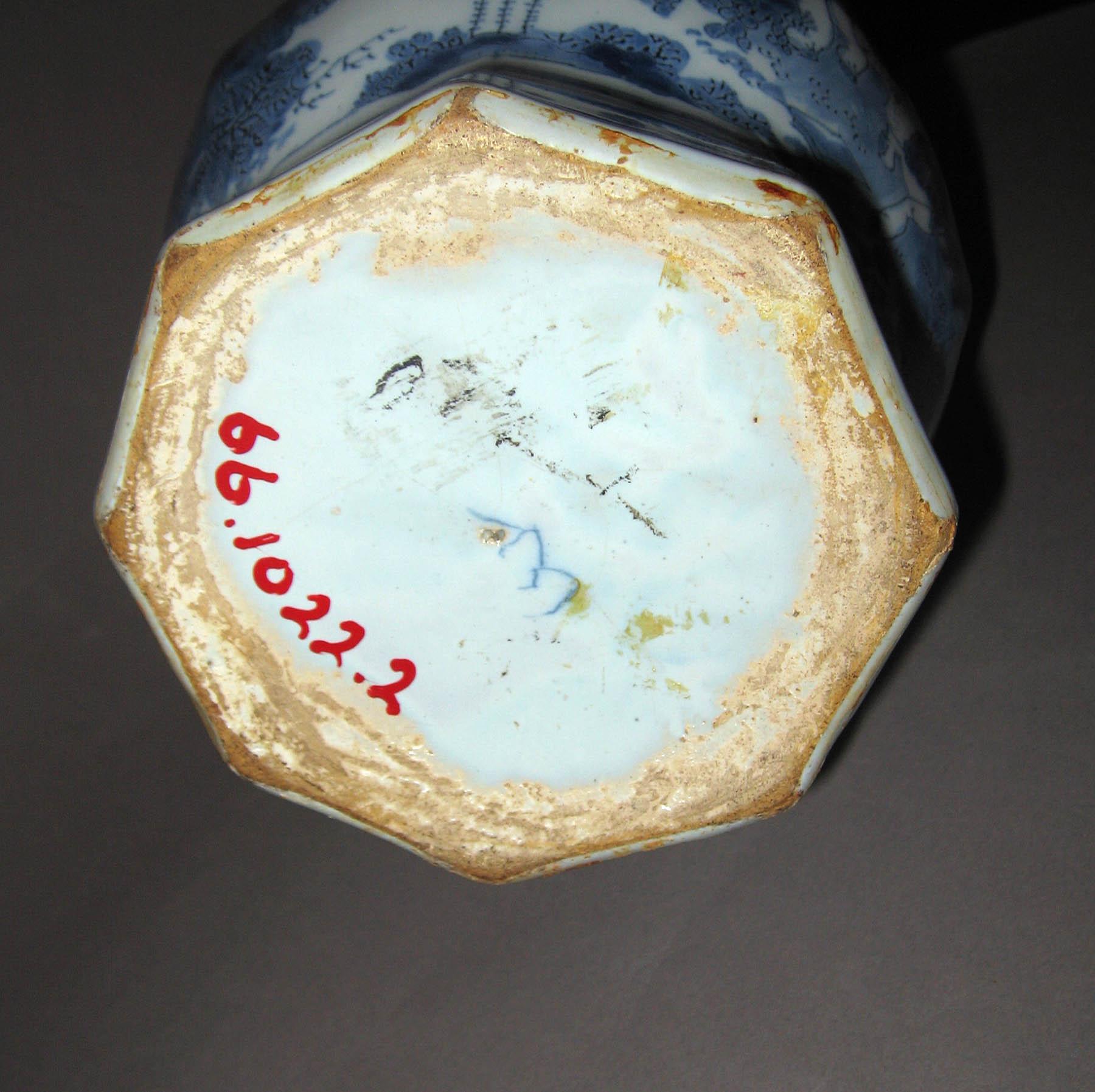 1966.1022.002 Delftware vase (underside)