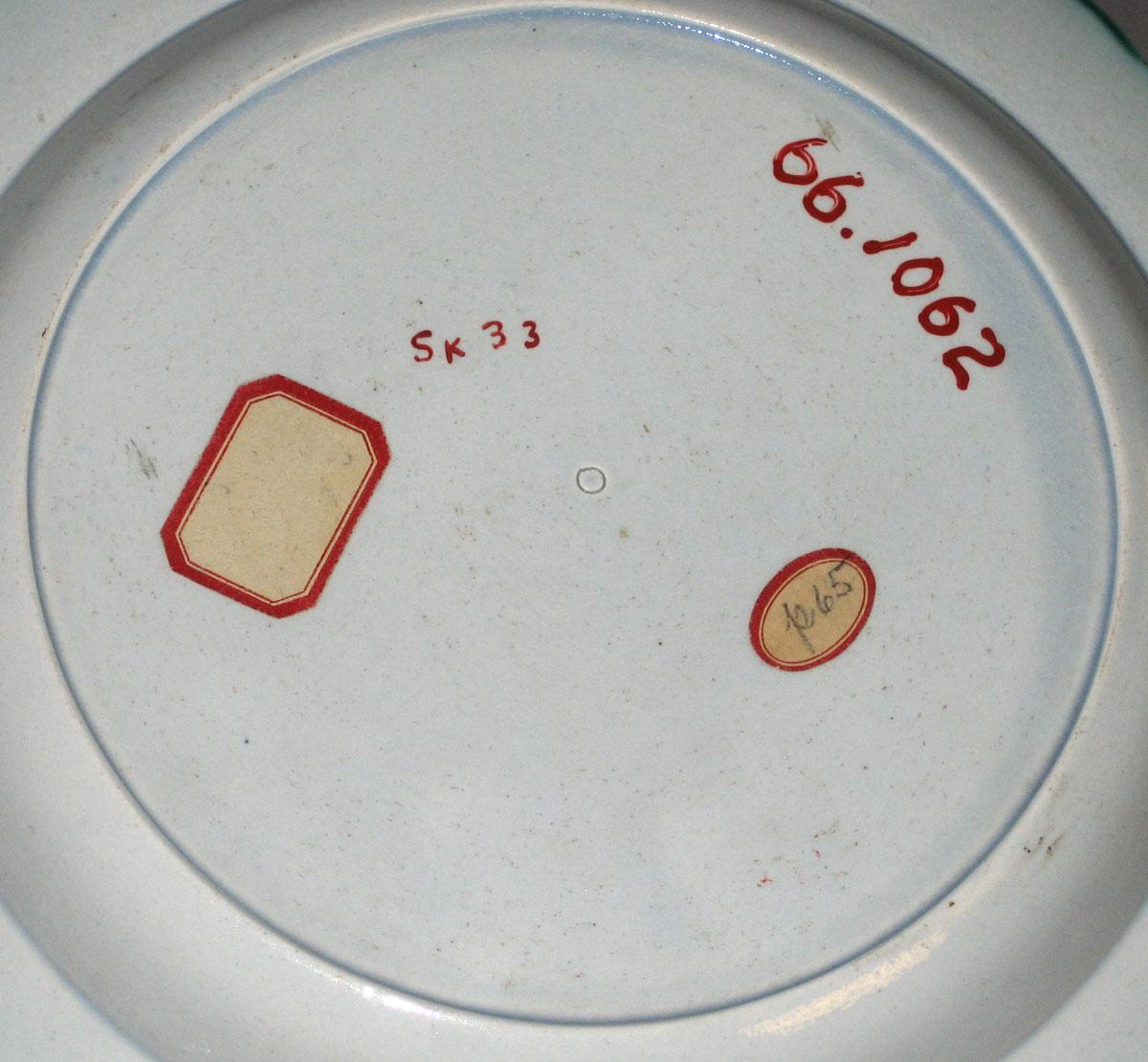 1966.1062 Pearlwarelpate (underside)