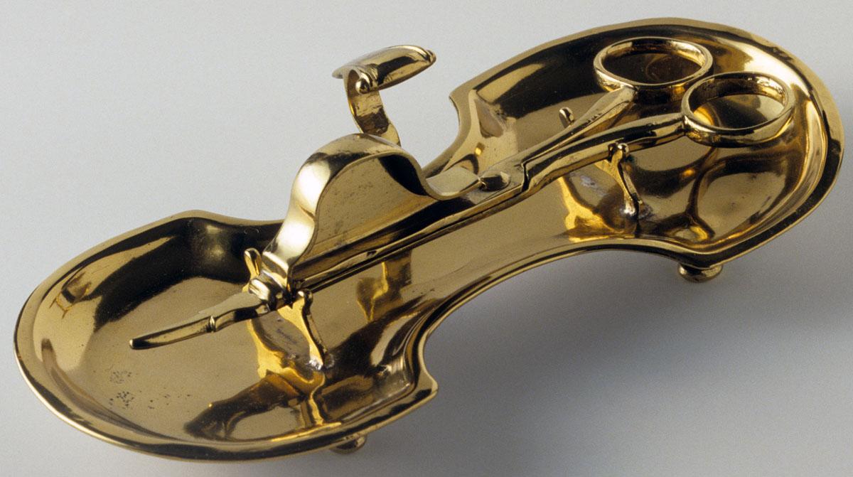 1966.1085 Snuffer tray