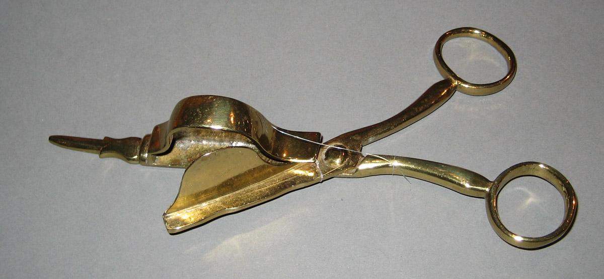 1966.1086 Snuffer