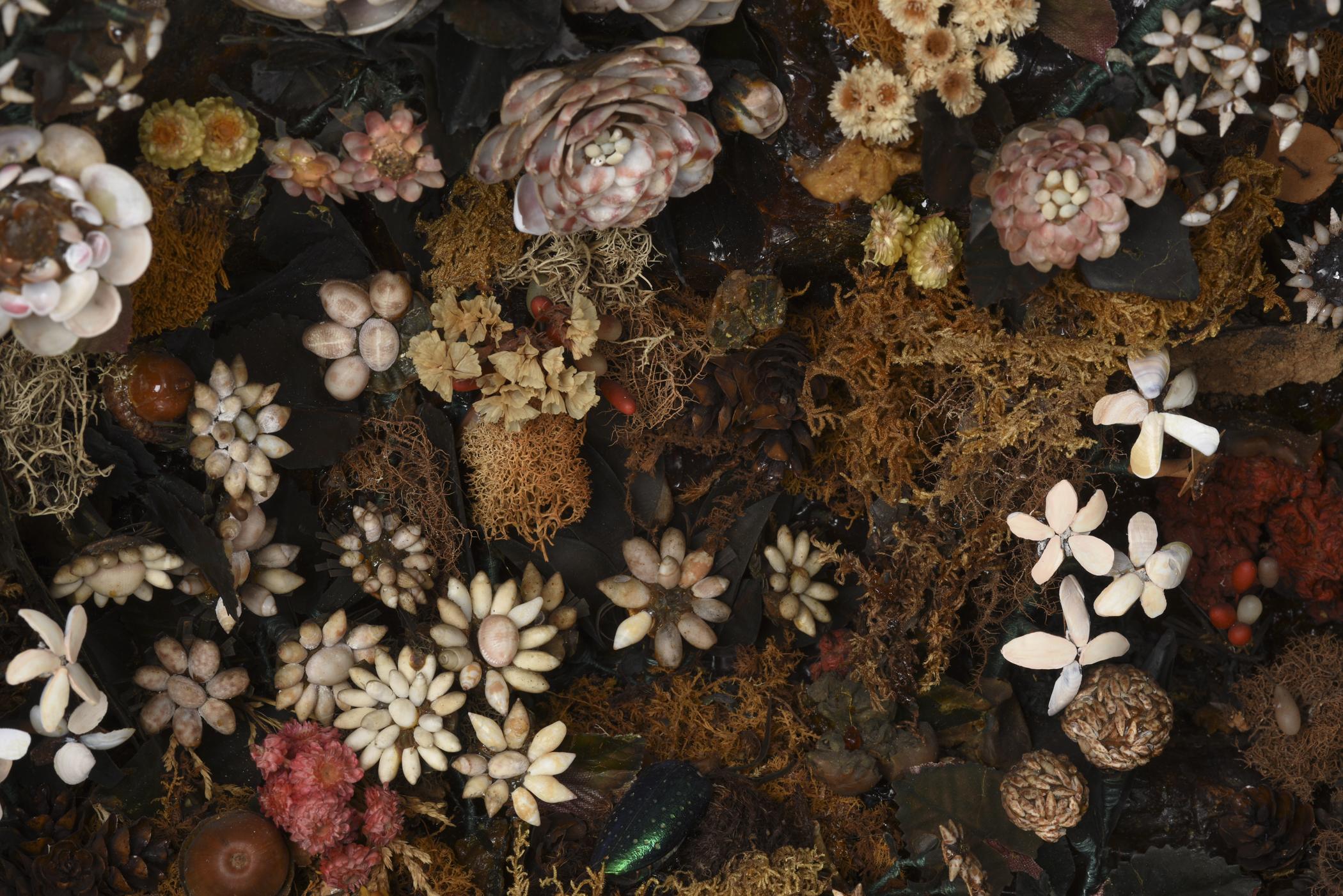 1966.1092 Exhibit case, detail 4