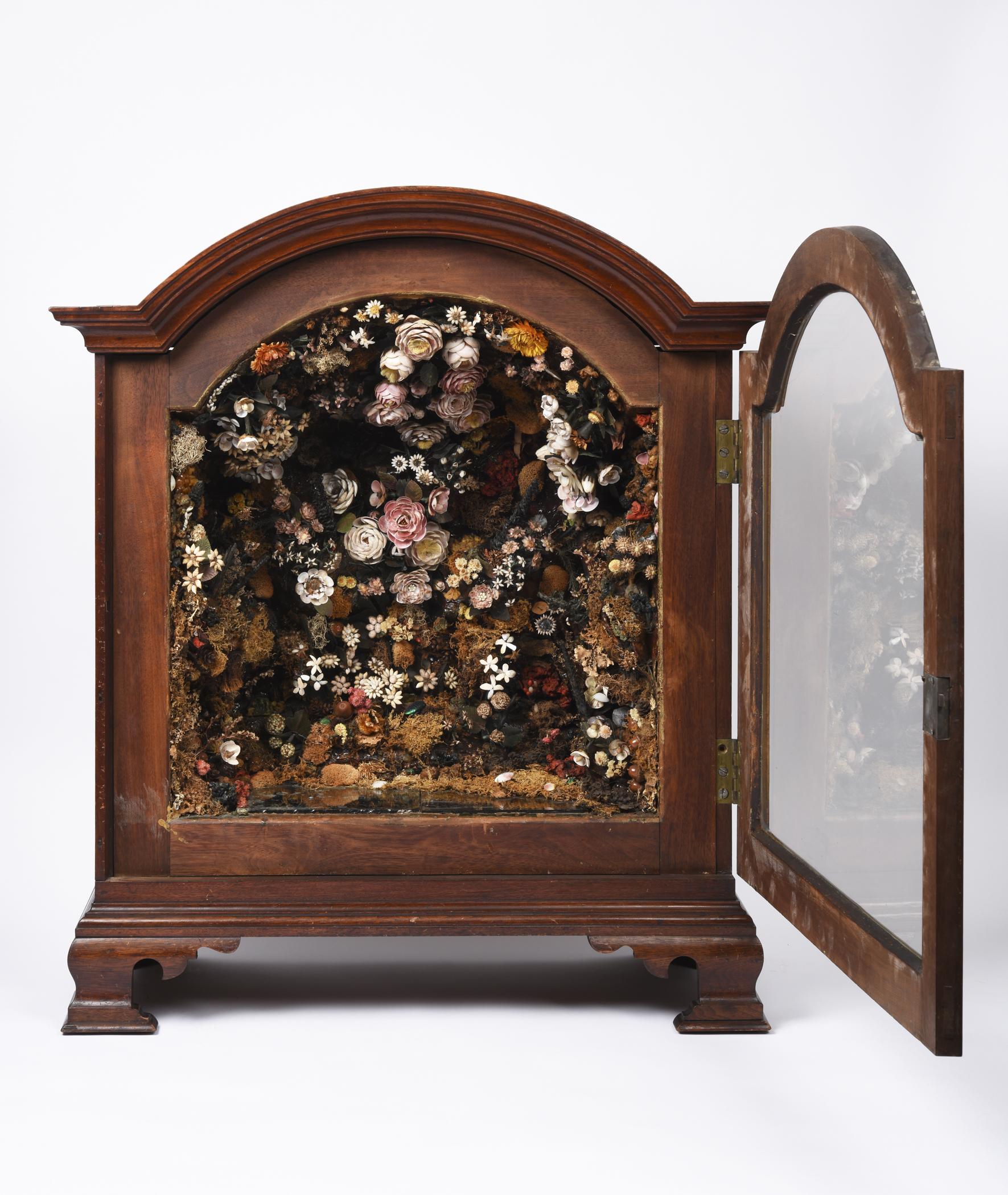 1966.1092 Exhibit case, view 3