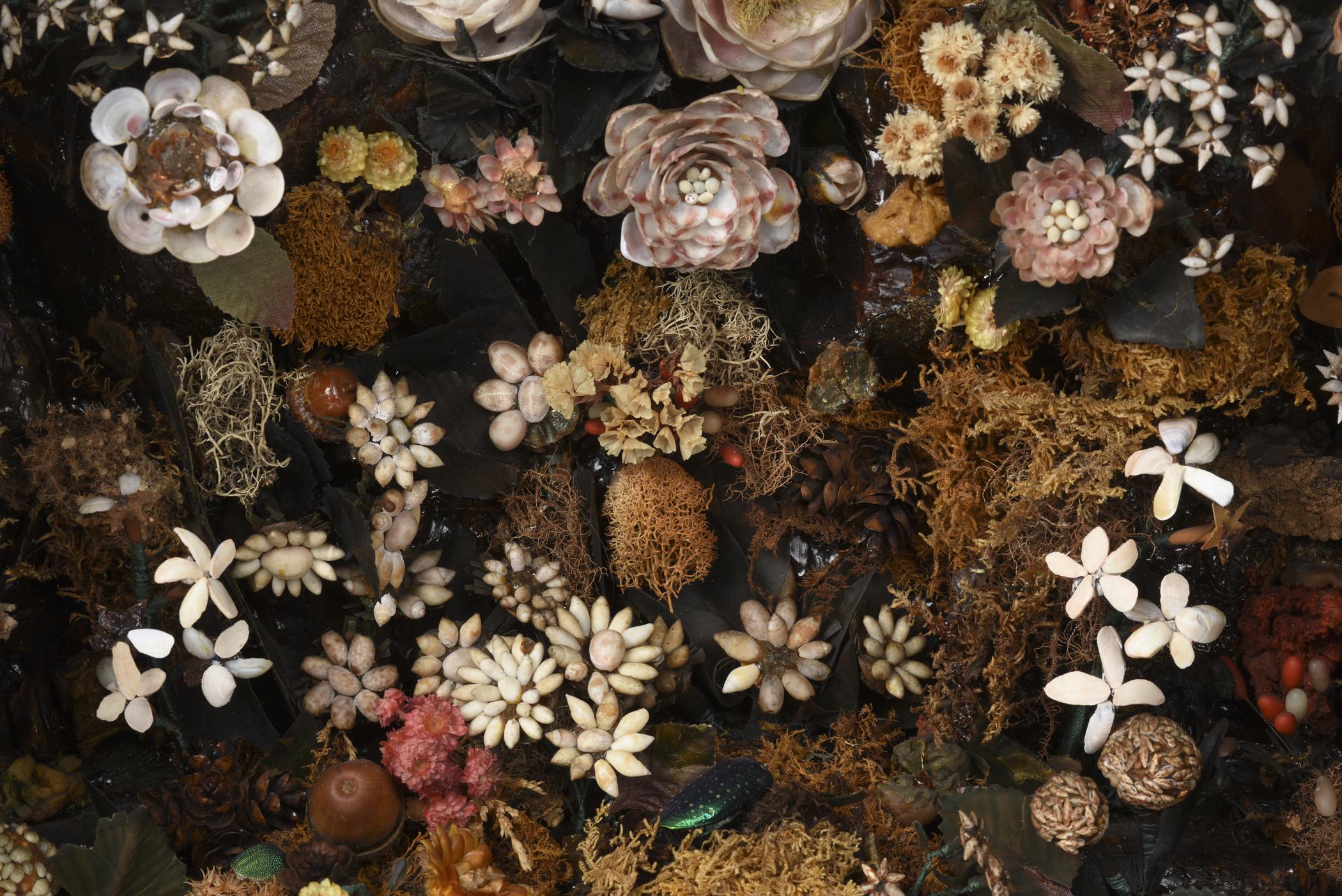 1966.1092 Exhibit case, detail 3