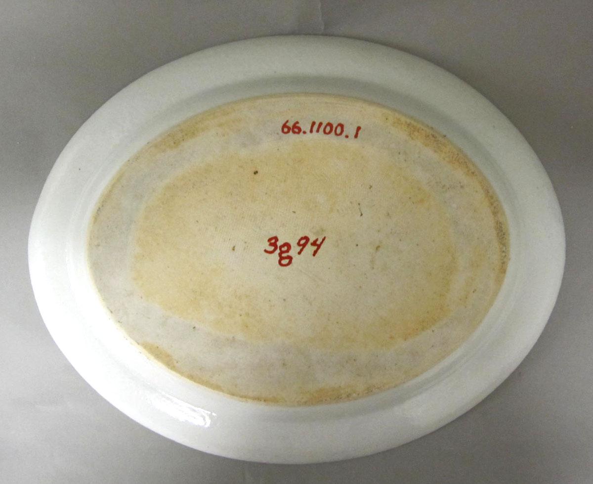 1966.1100.001 Porcelain platter underside