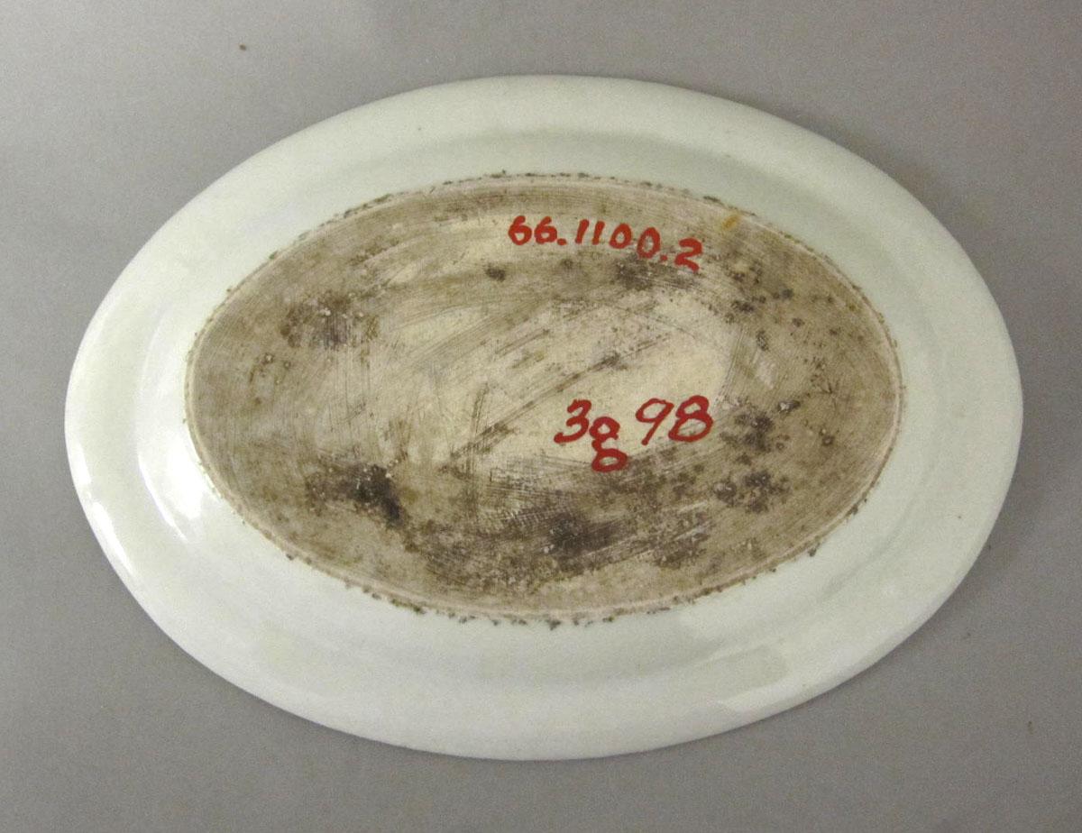 1966.1100.002 Porcelain platter underside
