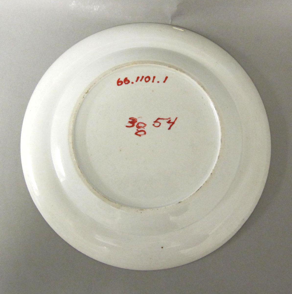 1966.1101.001 Porcelain plate underside