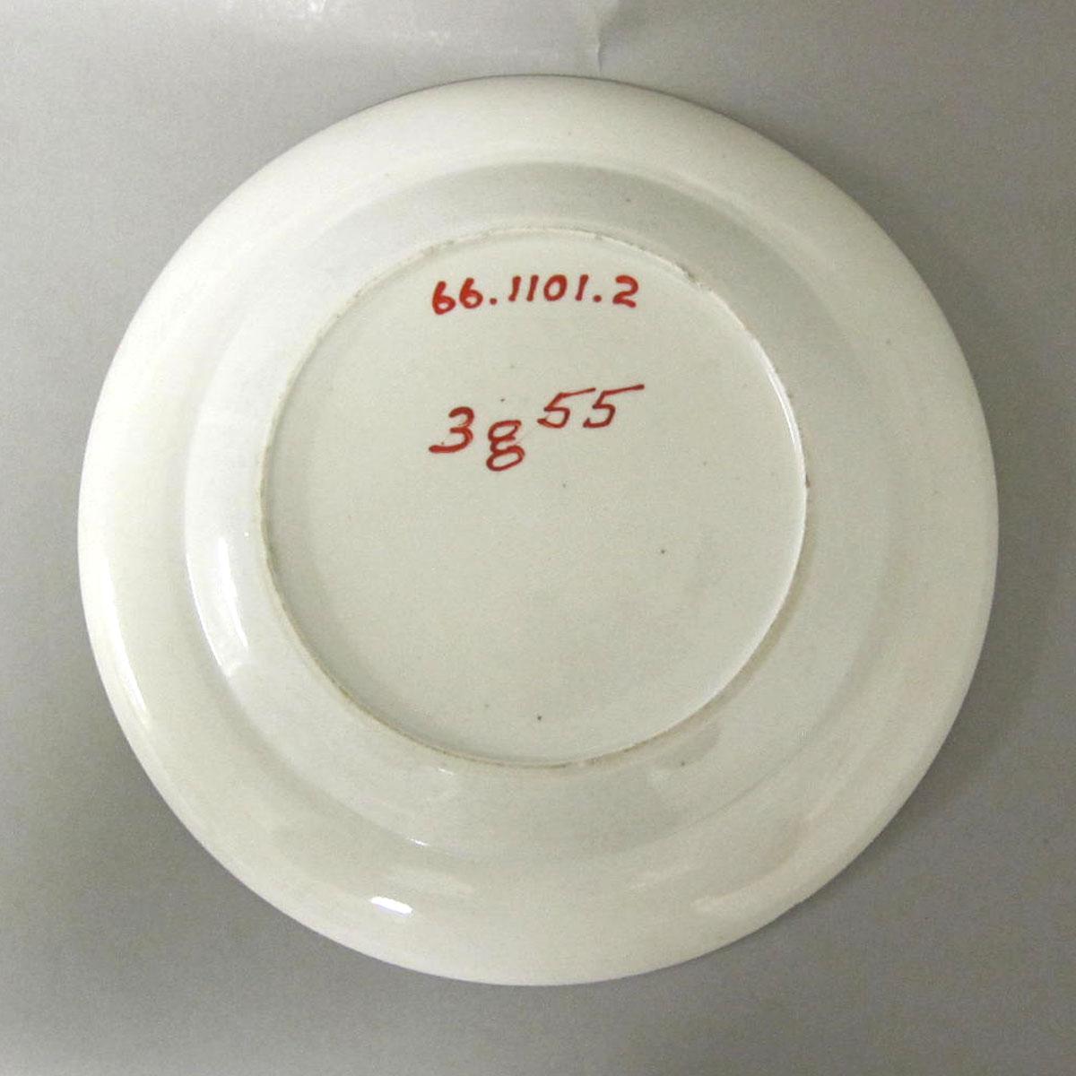 1966.1101.002 Porcelain plate underside