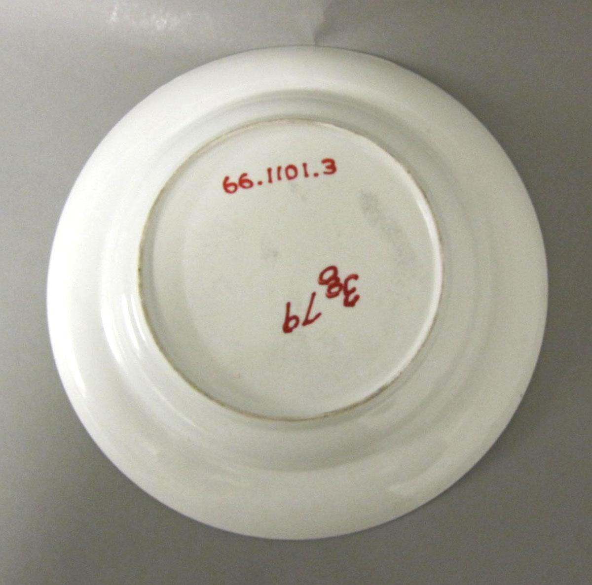 1966.1101.003 Porcelain plate underside