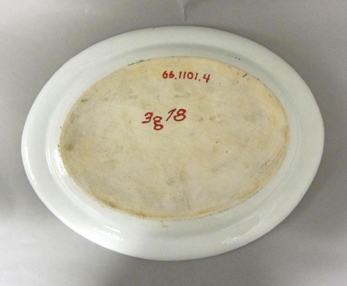 1966.1101.004 Porcelain platter underside