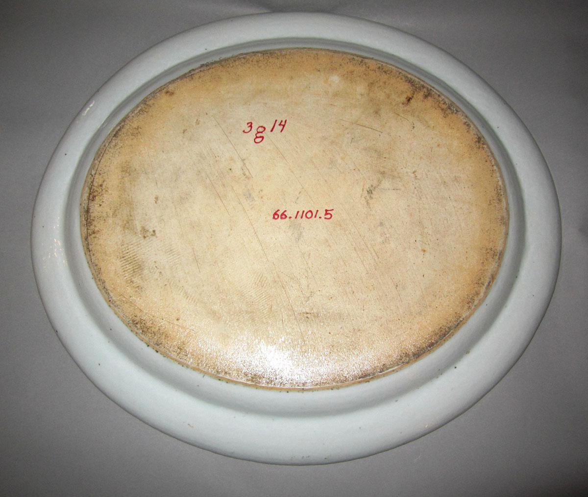 1966.1101.005 Porcelain platter underside
