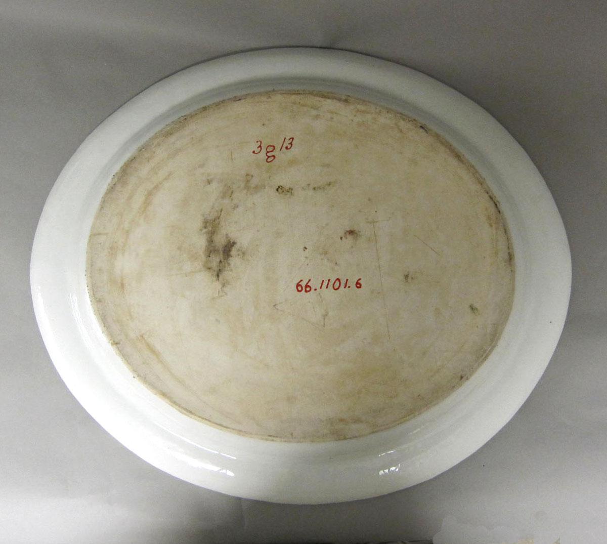 1966.1101.006 Porcelain platter underside