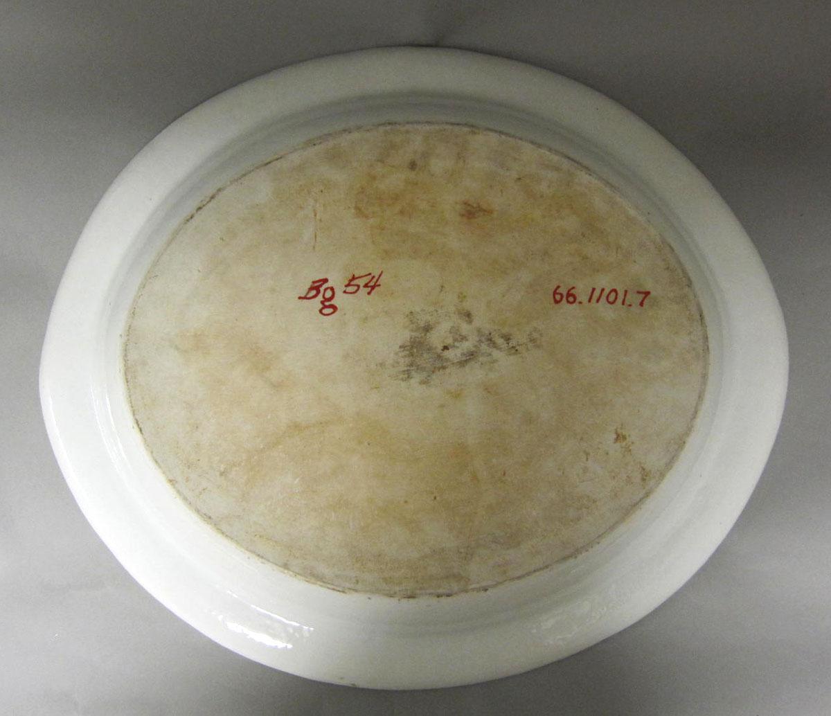 1966.1101.007 Porcelain platter underside