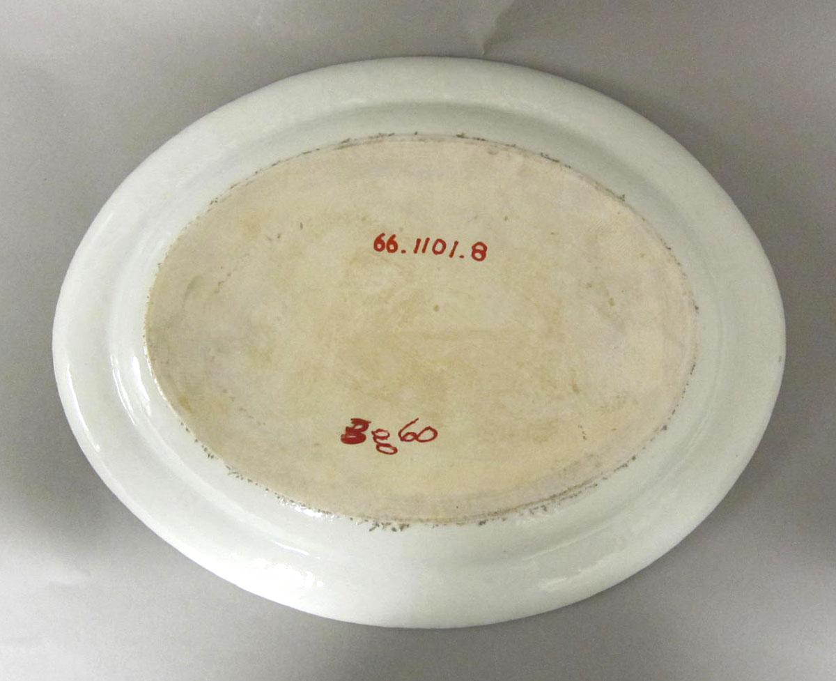 1966.1101.008 Porcelain platter underside
