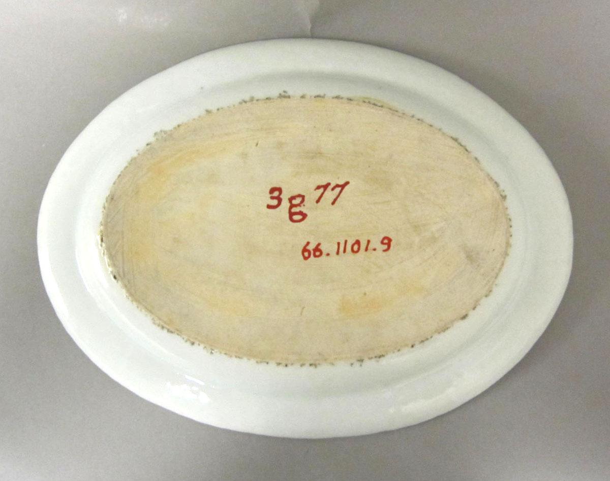 1966.1101.009 Porcelain platter underside