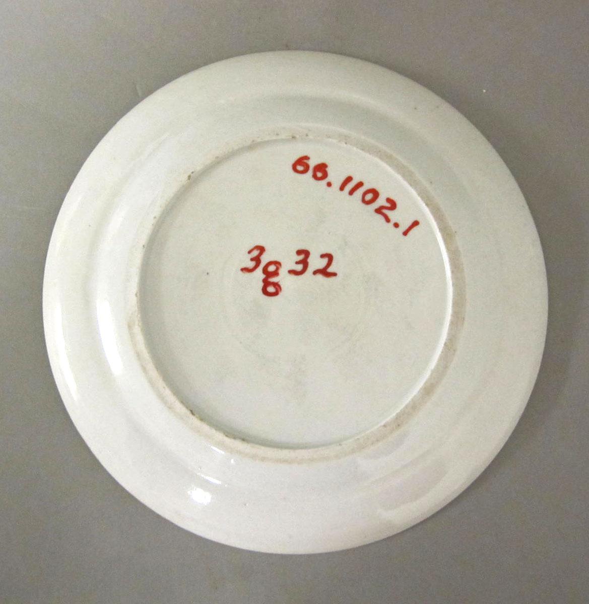 1966.1102.001 Porcelain plate underside