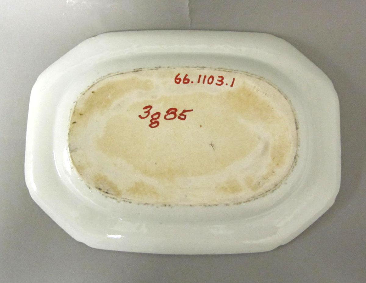 1966.1103.001 Porcelain platter underside