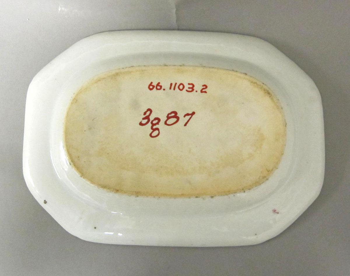 1966.1103.002 Porcelain platter underside