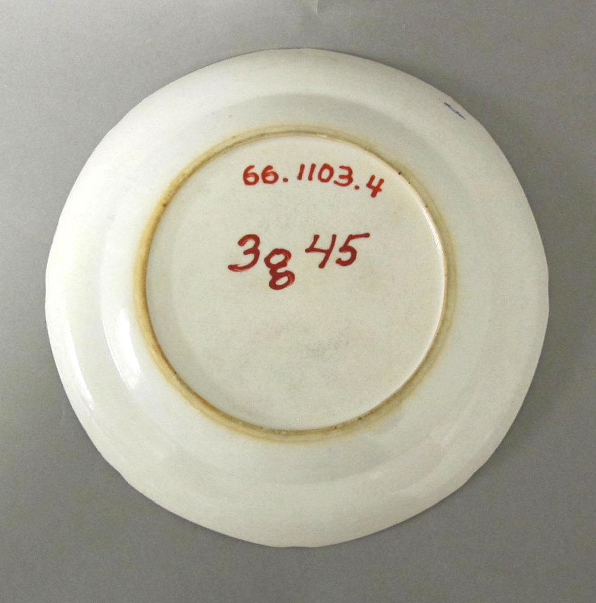 1966.1103.004 Porcelain plate underside