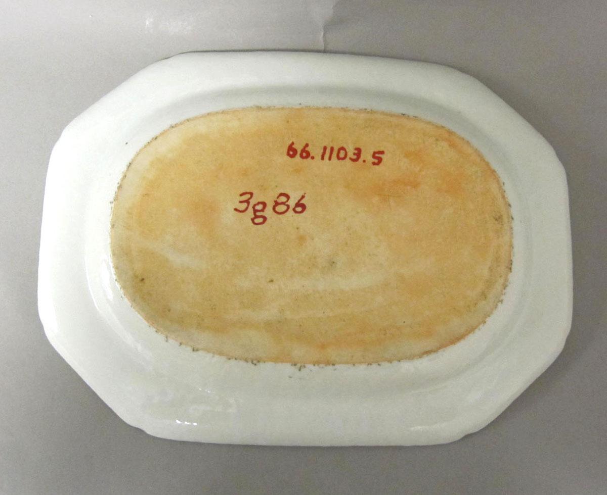 1966.1103.005 Porcelain platter underside