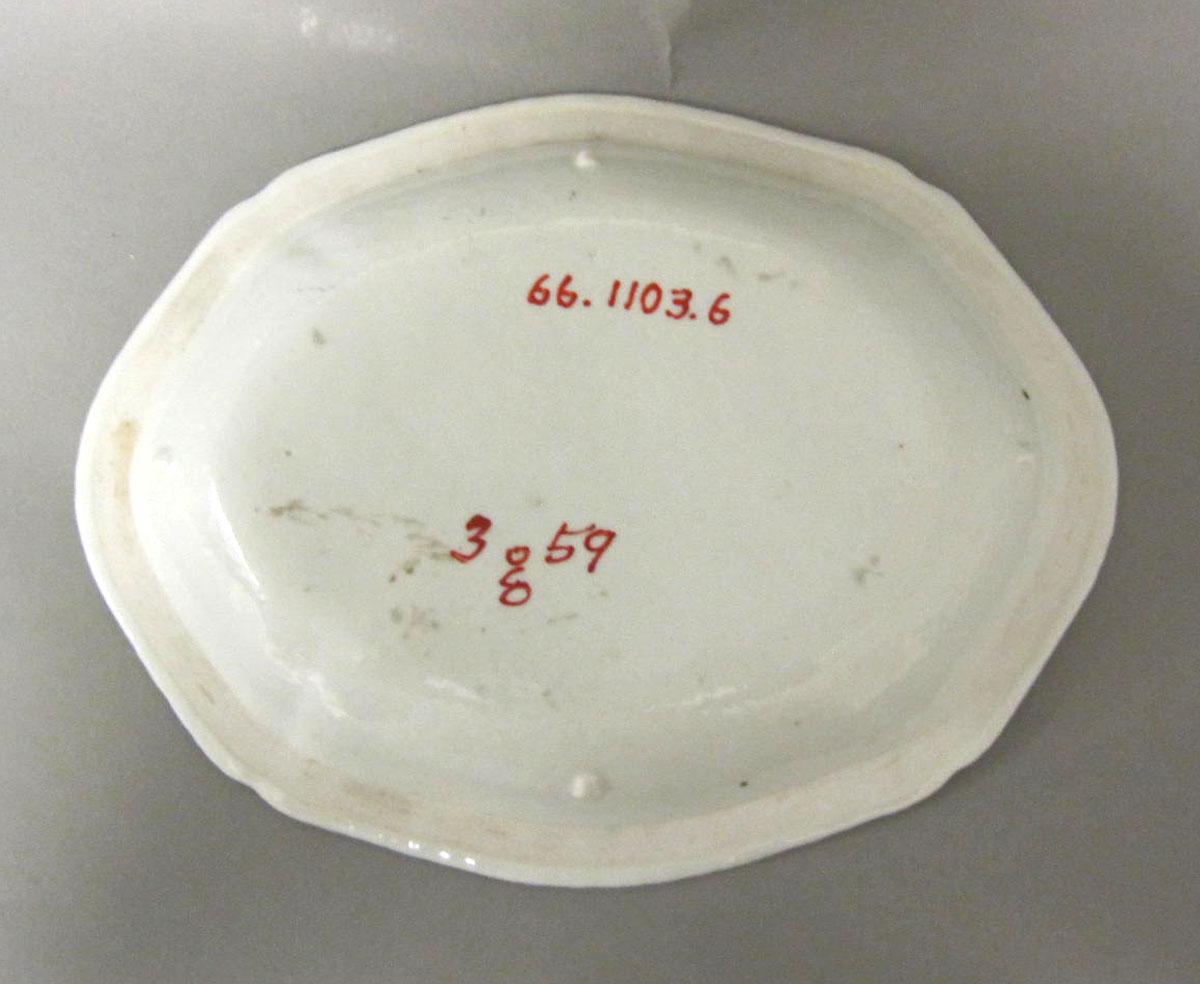 1966.1103.006 Porcelain dish underside