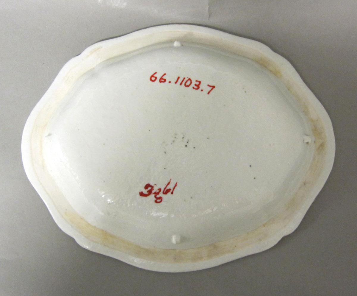 1966.1103.007 Porcelain dish underside