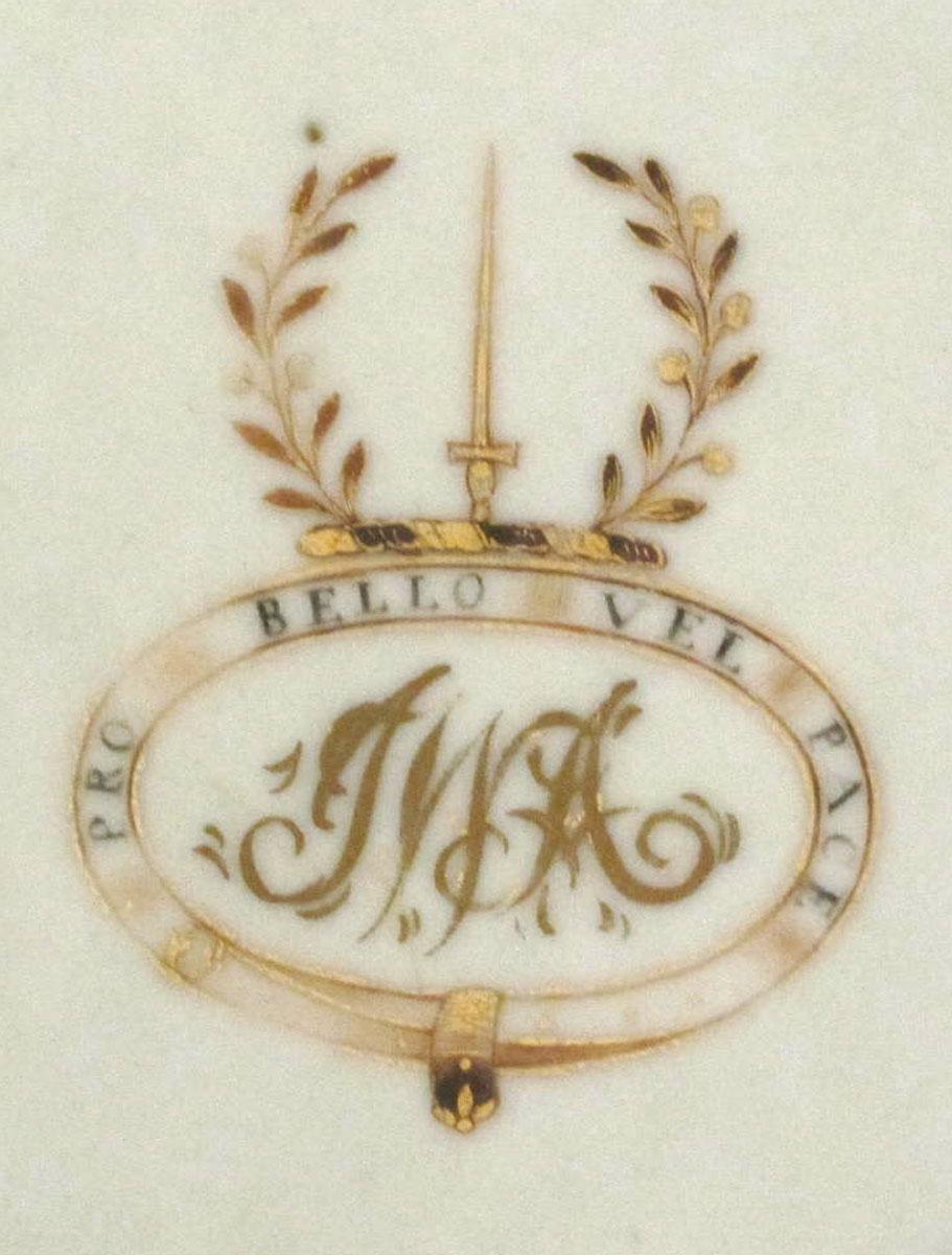 1966.1104.001 Porcelain hot water plate detail