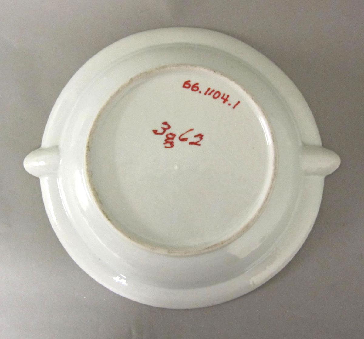 1966.1104.001 Porcelain hot water plate underside