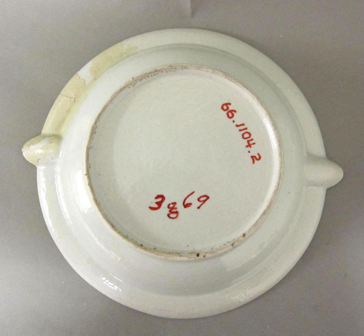 1966.1104.002 Porcelain hot water plate underside
