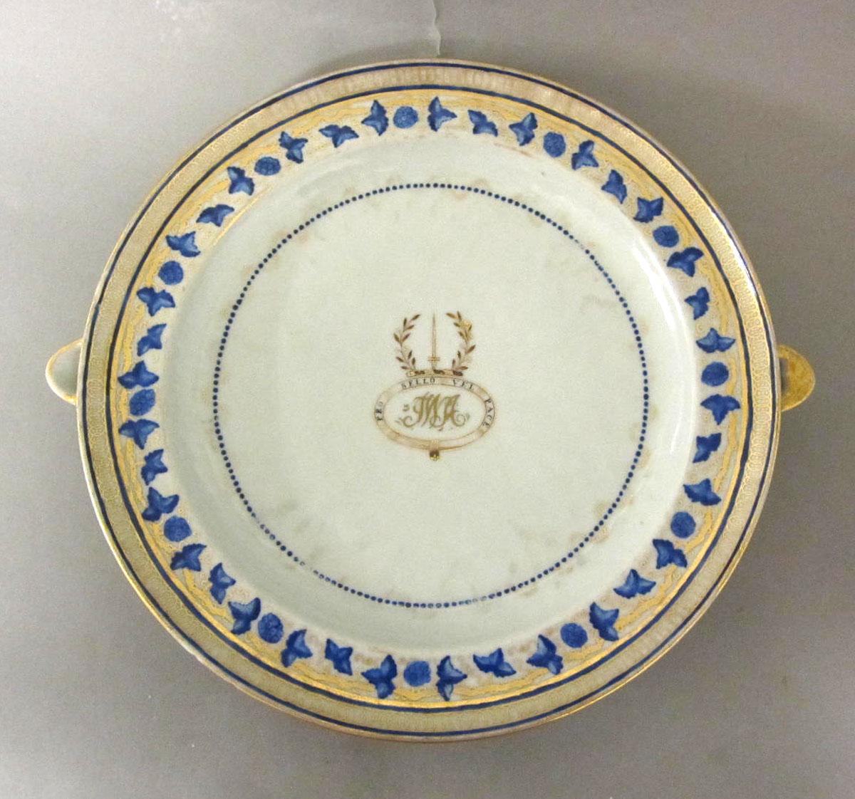 1966.1104.003 Porcelain hot water plate