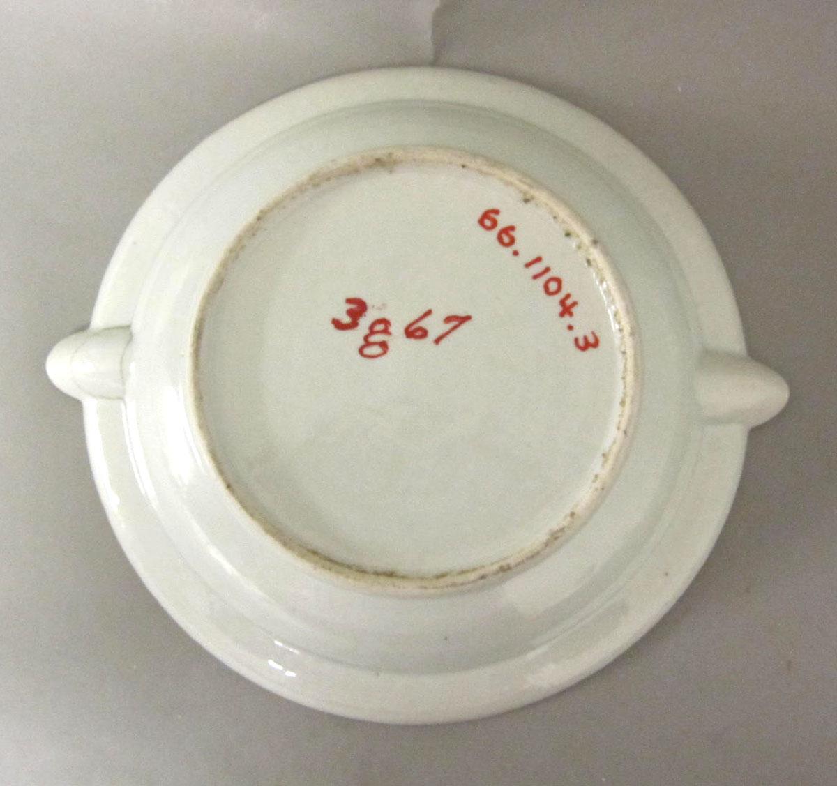 1966.1104.003 Porcelain hot water plate underside
