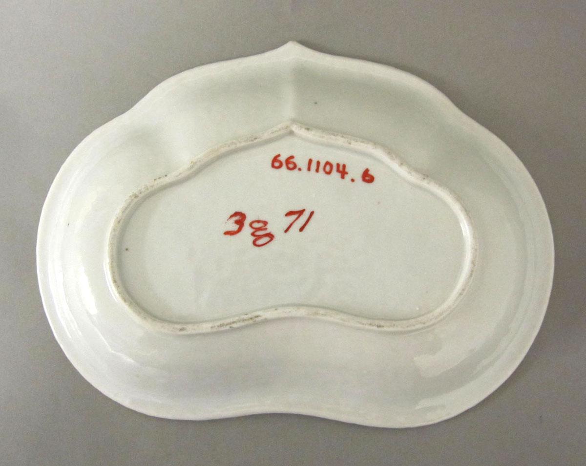 1966.1104.006 Porcelain dish underside