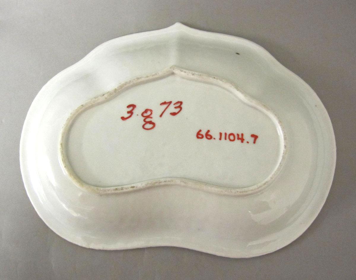 1966.1104.007 Porcelain dish underside retake