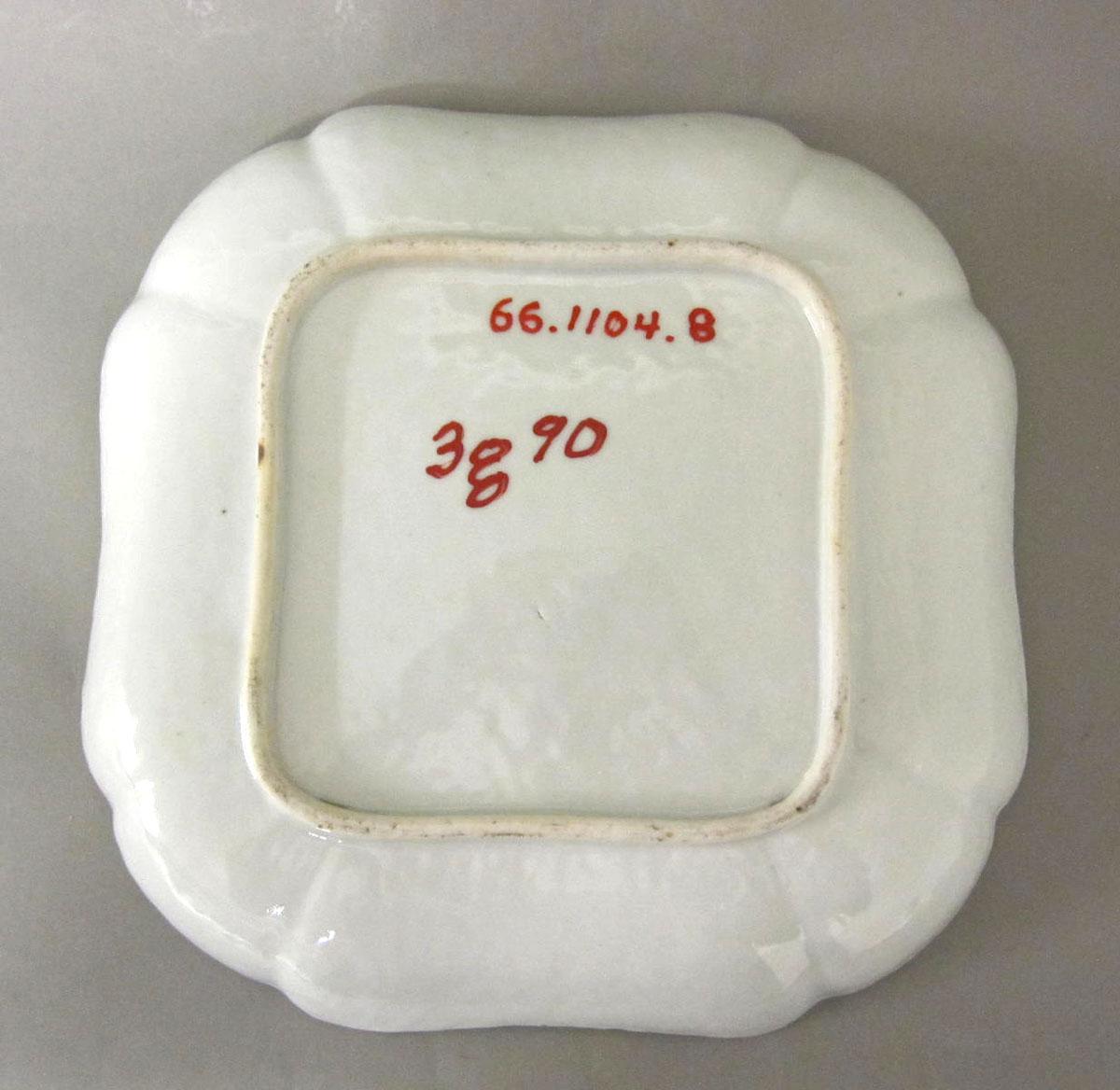1966.1104.008 Porcelain dish underside