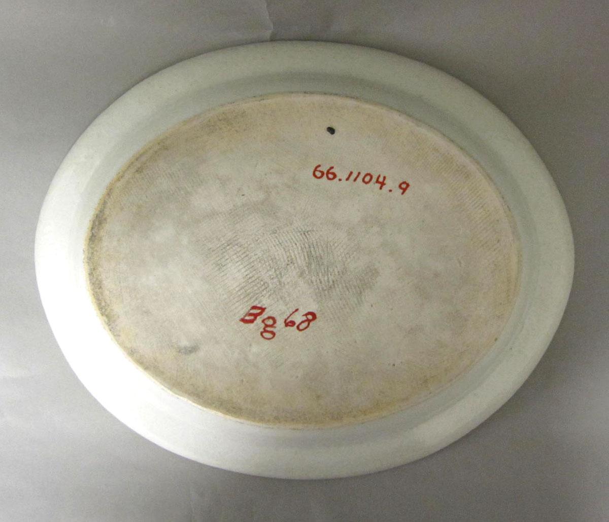 1966.1104.009 Porcelain tureen stand underside