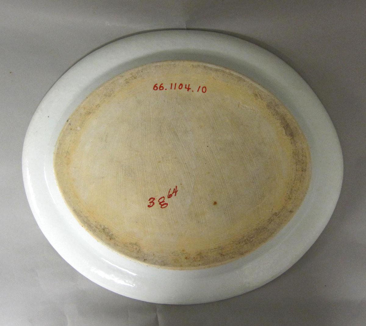 1966.1104.010 Porcelain platter underside