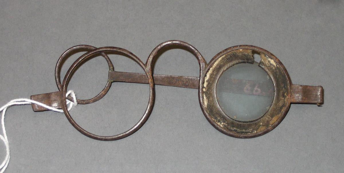 1966.1109 Spectacles