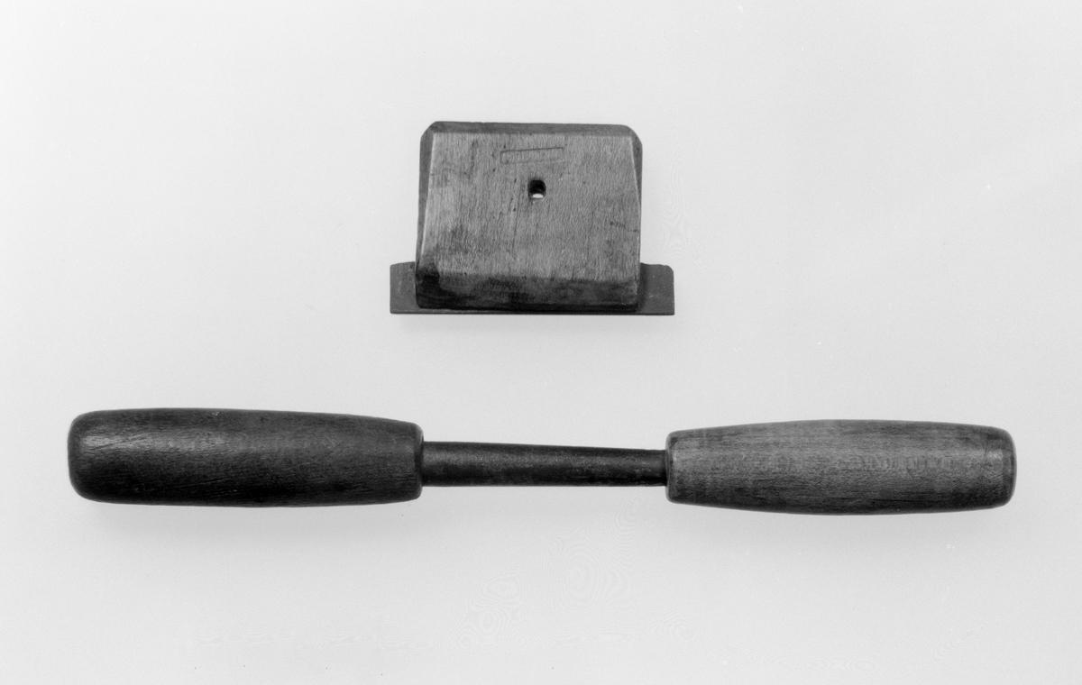 1957.0026.121, .206 Burnisher and scraper