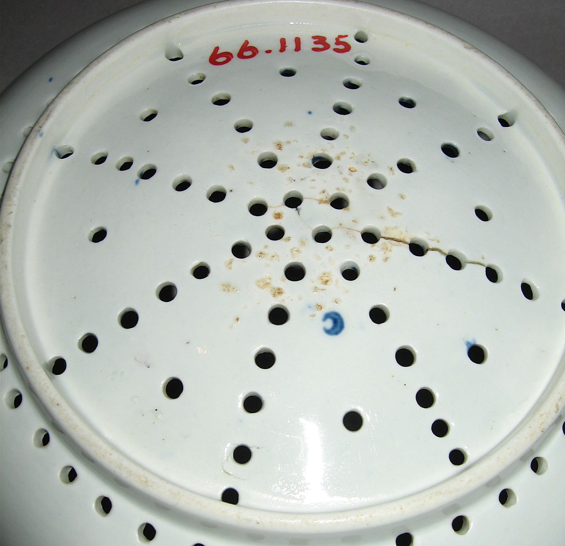 1966.1135 Strawberry dish (mark)