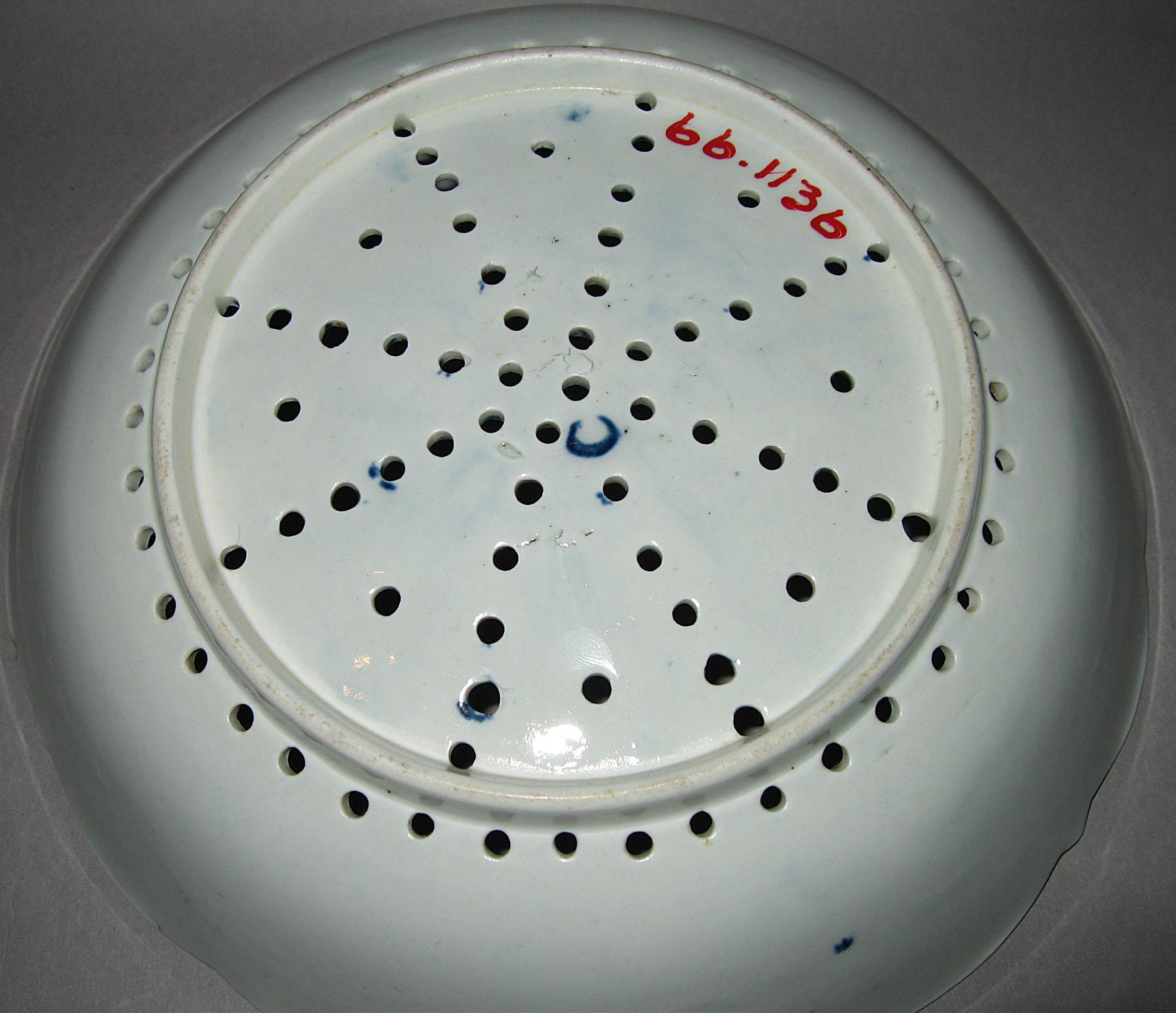 1966.1136 Strawberry dish (mark)