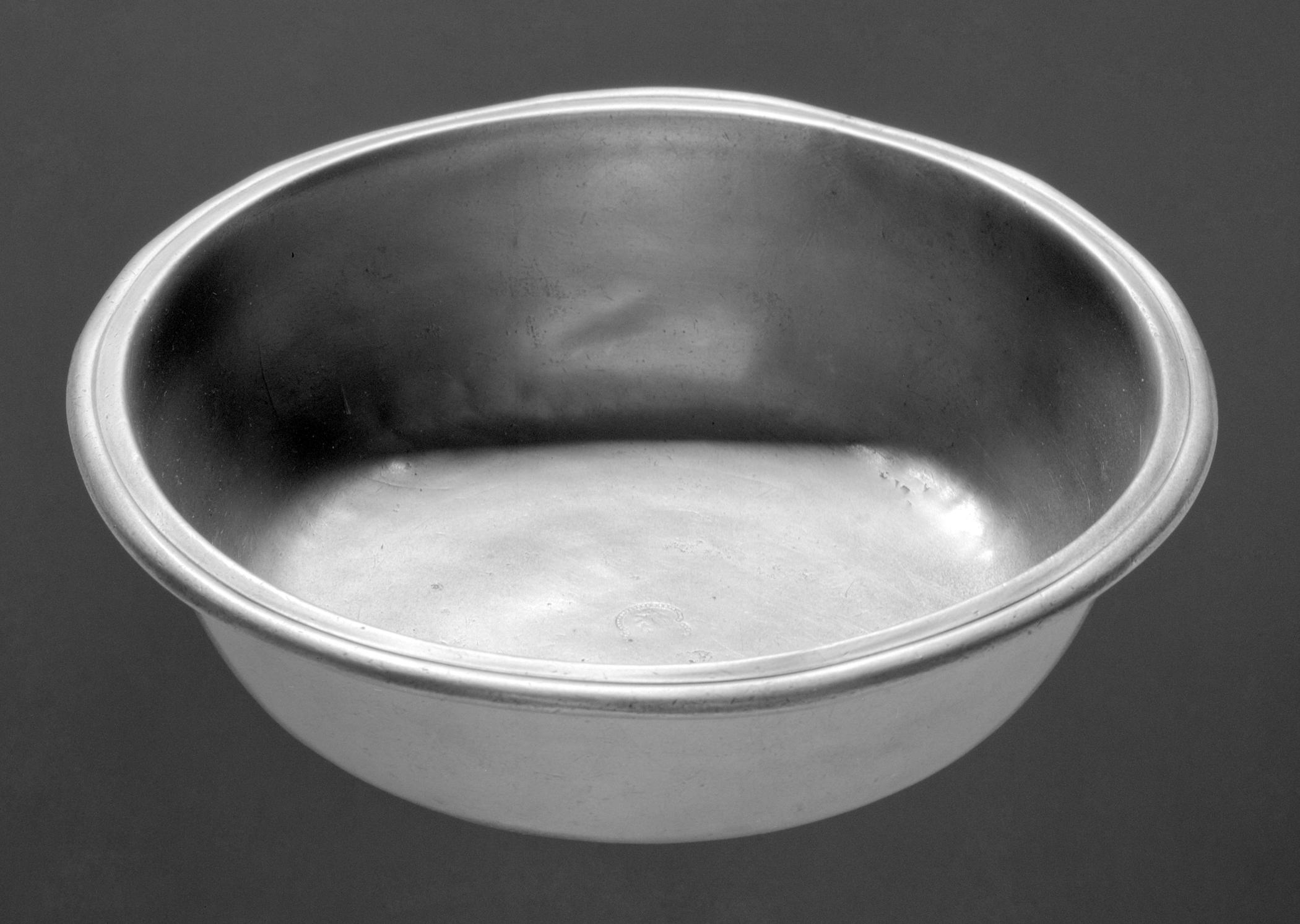 1966.1187 Pewter basin (profile)