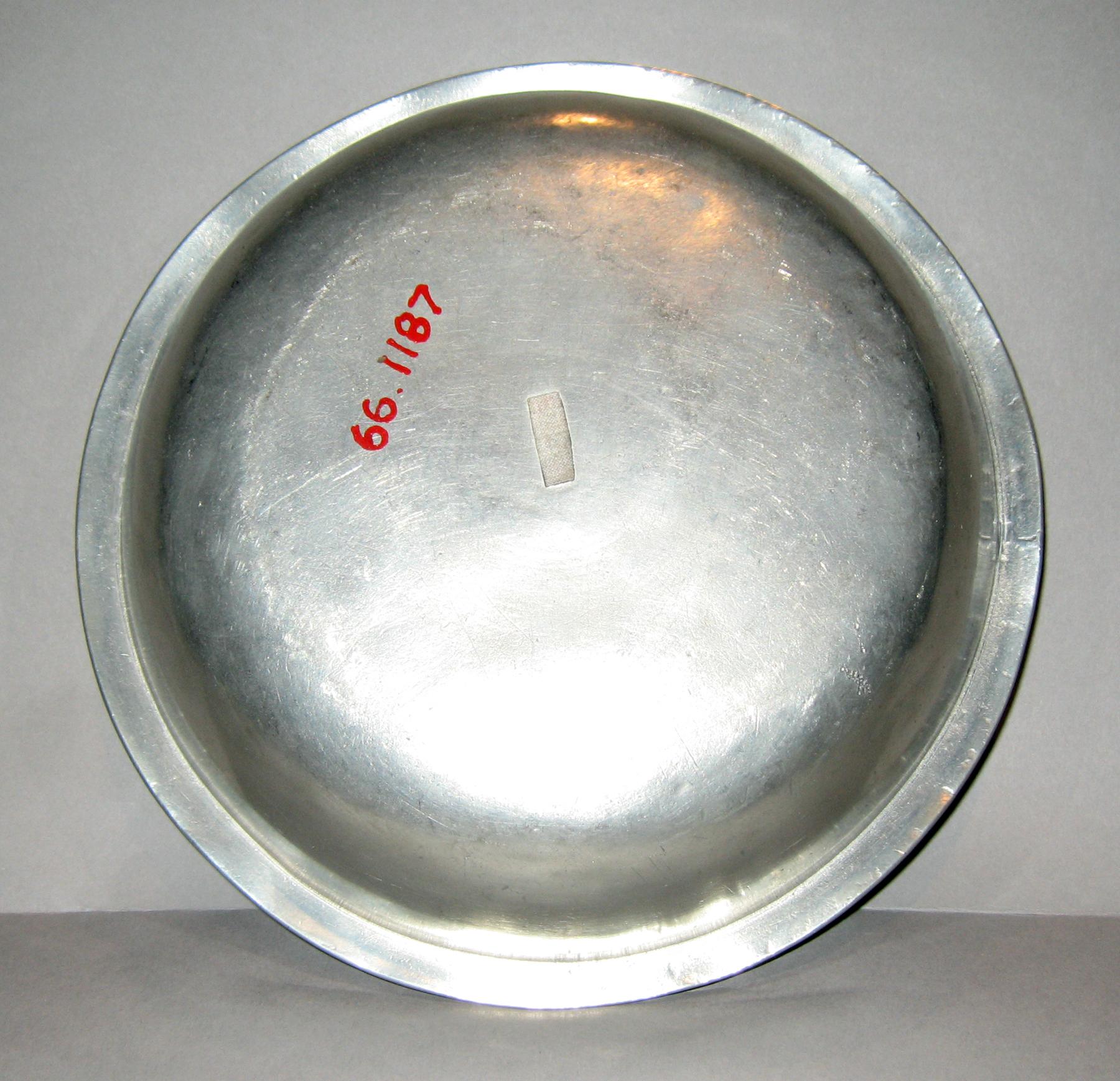 1966.1187 Pewter basin (underside)