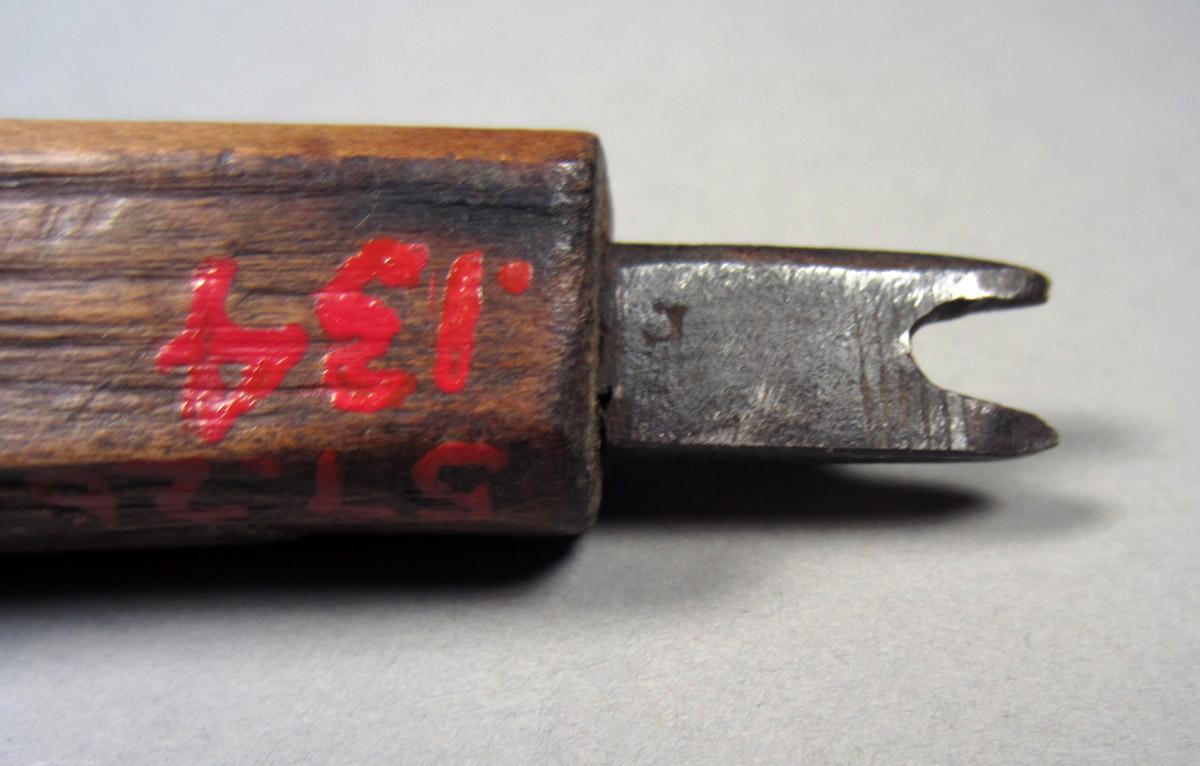 1957.0026.134 Tack pull, Detail