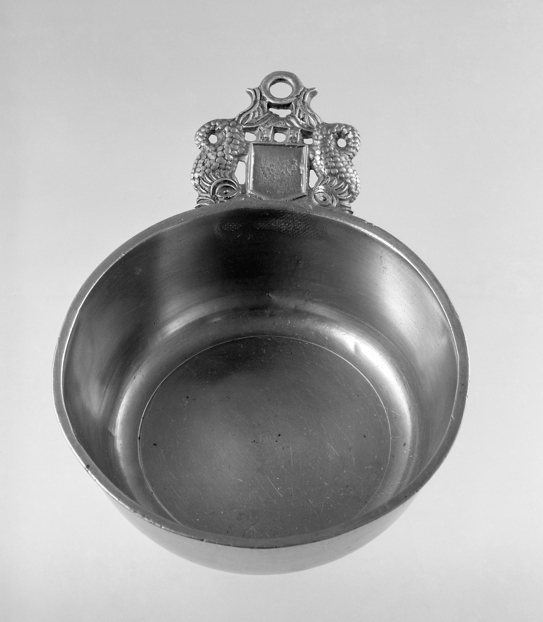 1966.1191 Pewter porringer