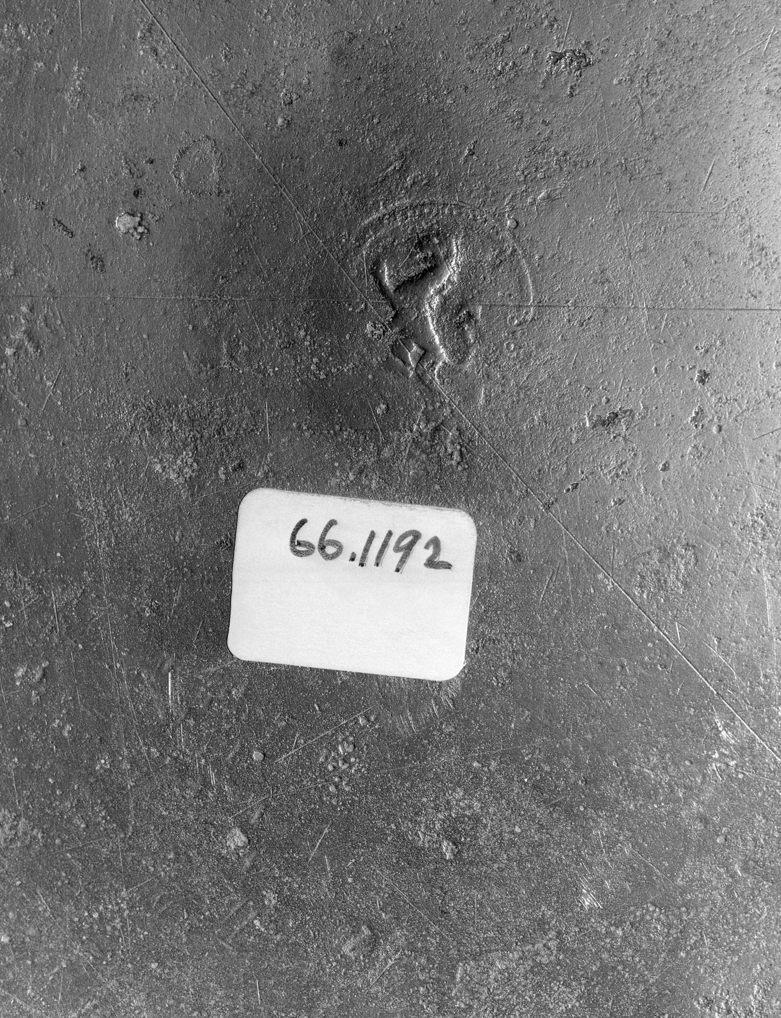 1966.1192 Pewter basin (mark)
