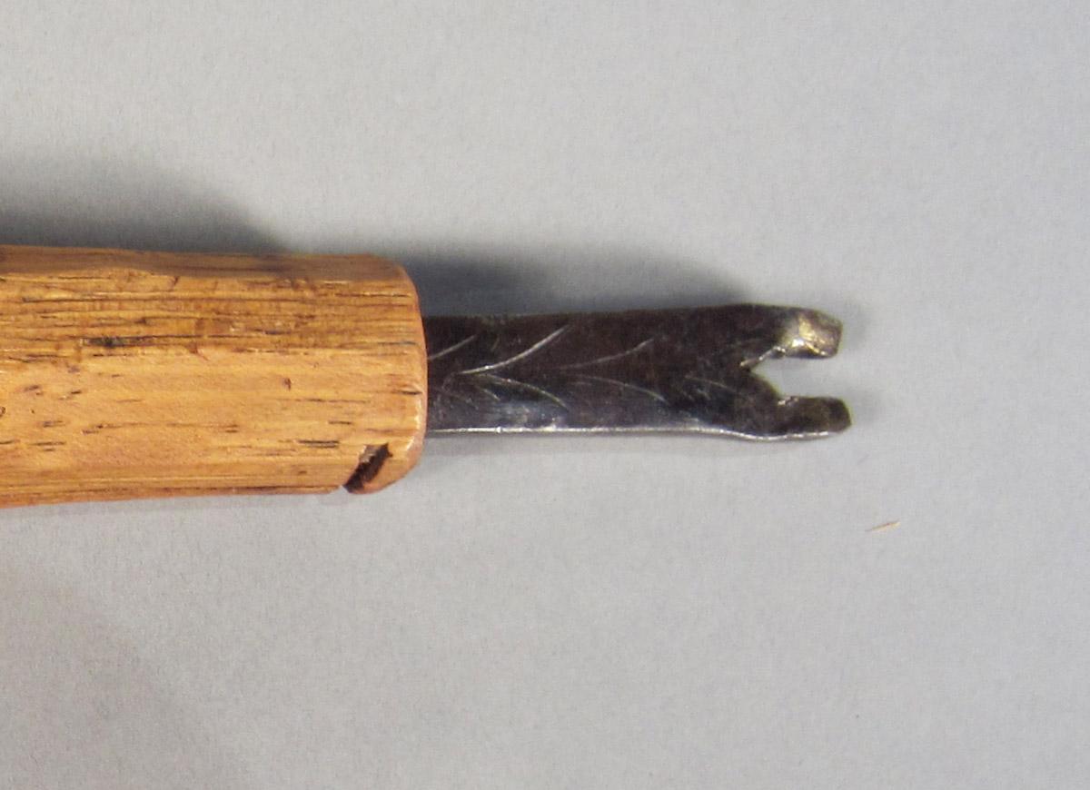 1957.0026.135 Tack pull, Engraved detail