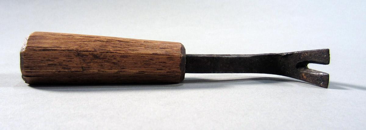 1957.0026.141 Nail claw, View 1
