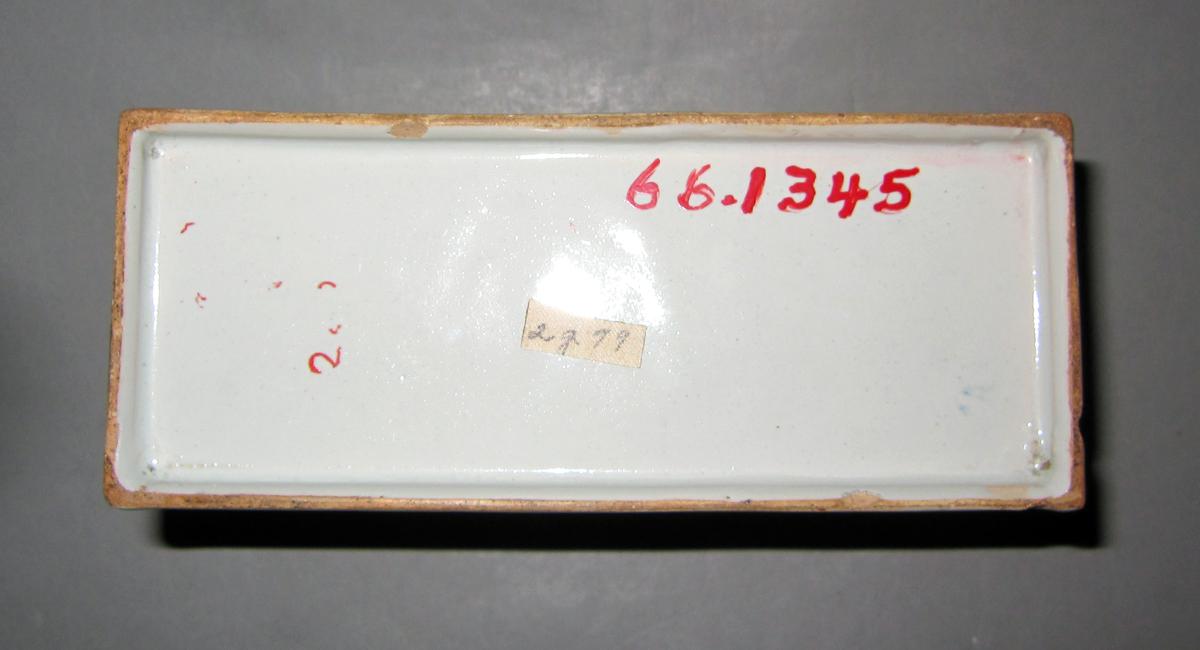 1966.1345 Delft flower container underside