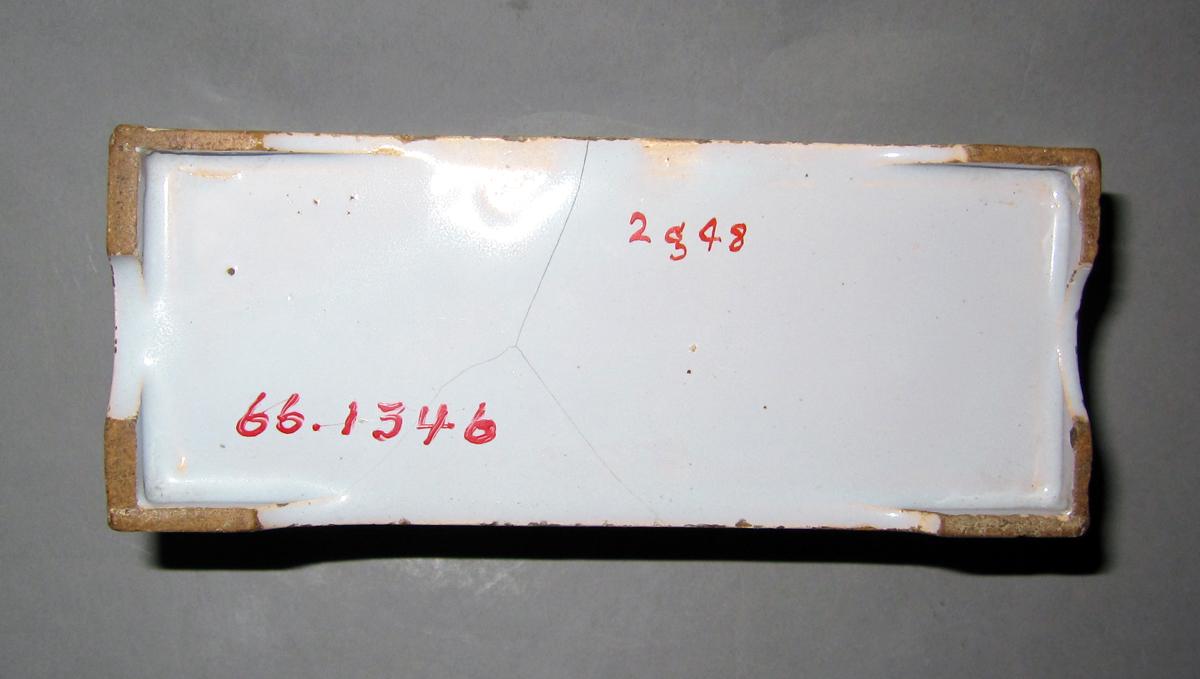 1966.1346 Delft flower container underside
